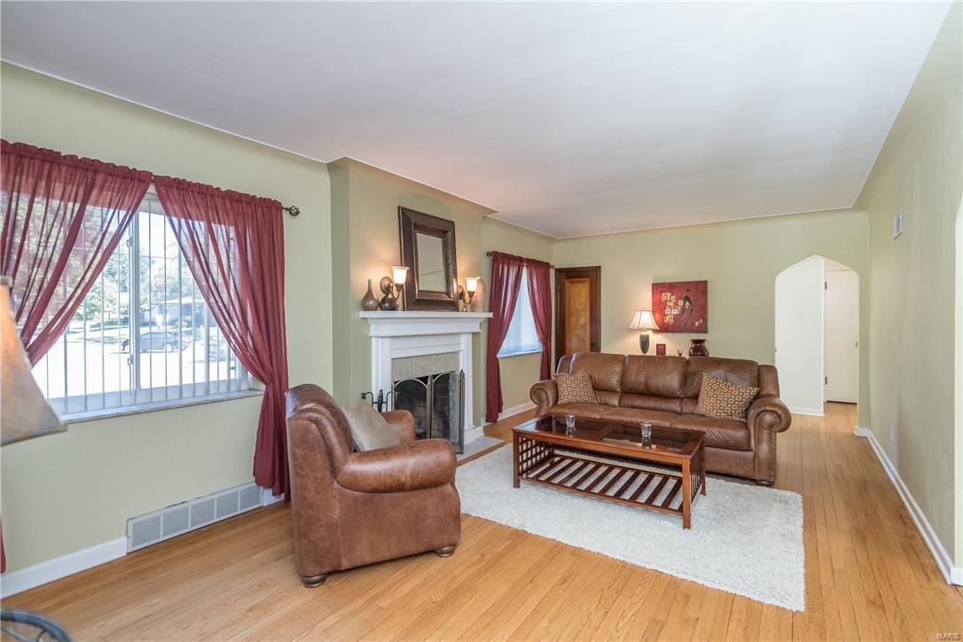 9743 Tesson Ferry Road St. Louis, MO 63123 - Photo 4 of 32