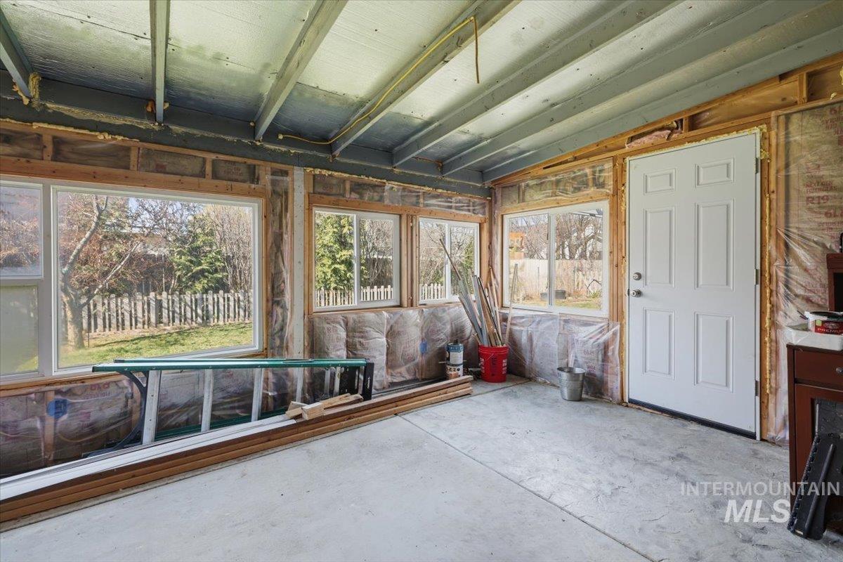 5002 Northrup Way Caldwell, ID 83607 - Photo 30 of 38 Unfurnished sunroom with lofted ceiling