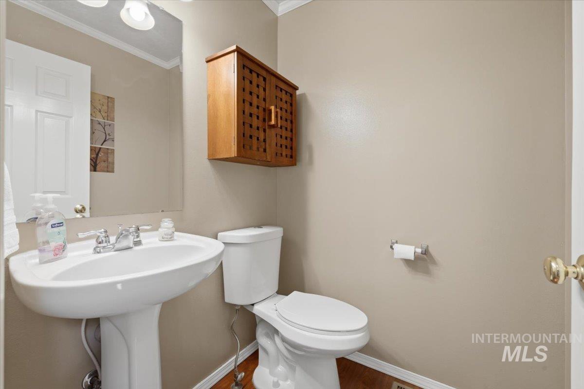 5002 Northrup Way Caldwell, ID 83607 - Photo 10 of 38 Bathroom with ornamental molding