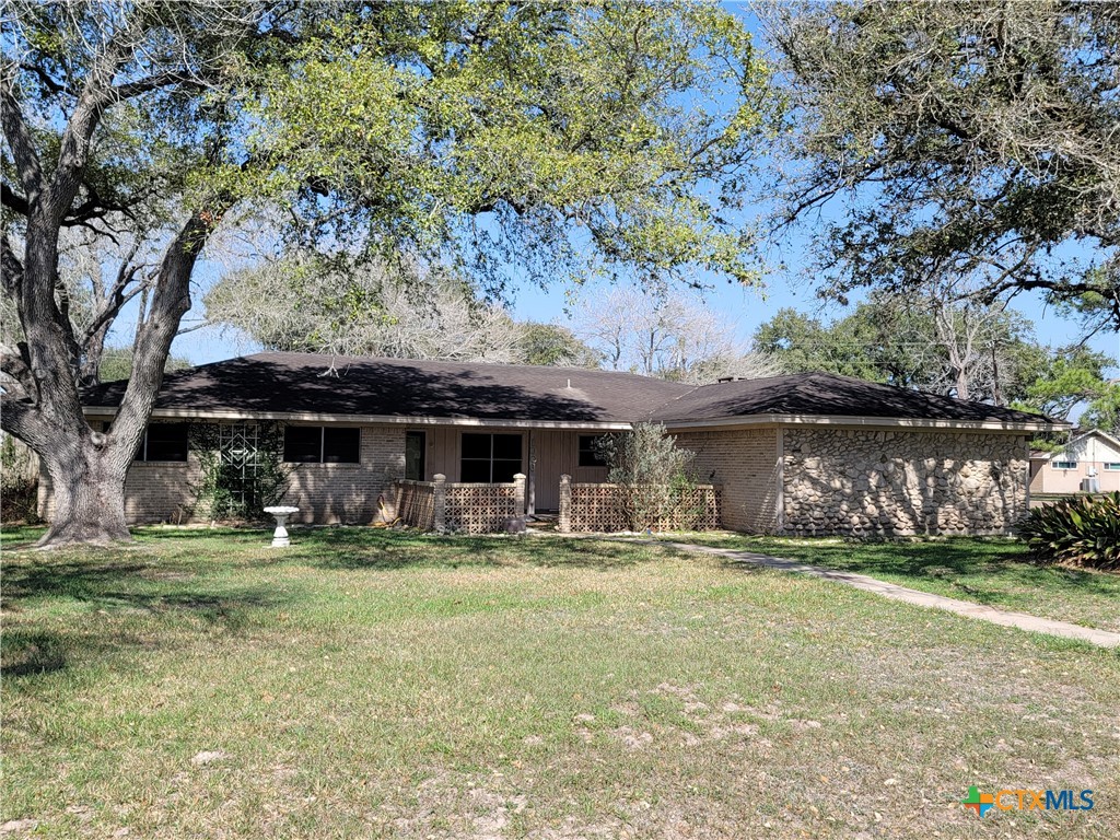 1006 Blyth Road Victoria, TX 77904 - Photo 3 of 7 a front view of house with yard and trees