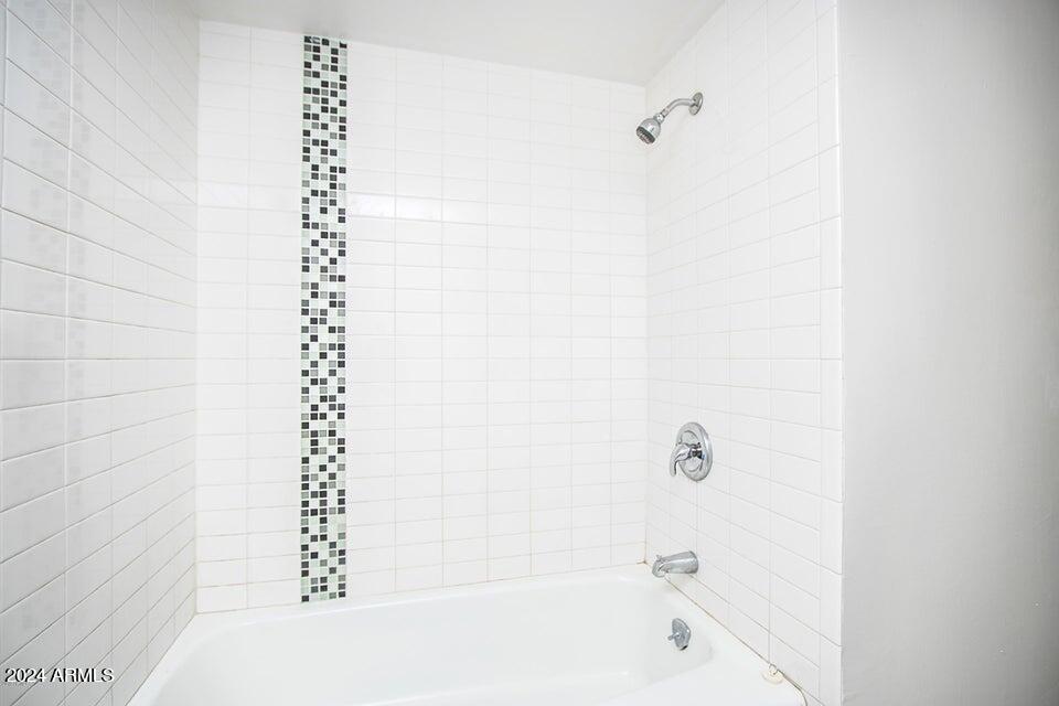 1630 East Georgia Avenue, Unit 208 Phoenix, AZ 85016 - Photo 19 of 23 a bathroom with a bathtub