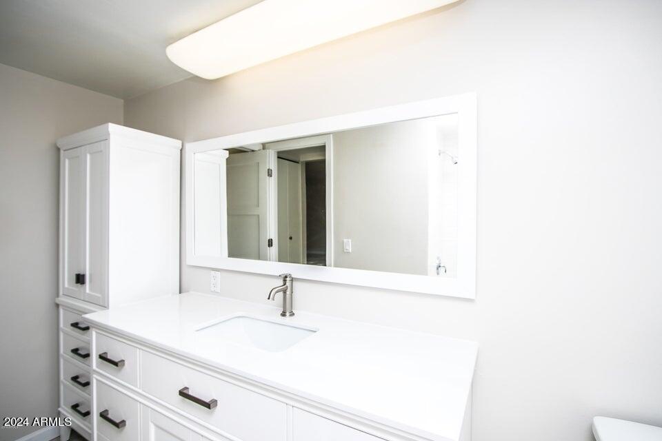 1630 East Georgia Avenue, Unit 208 Phoenix, AZ 85016 - Photo 20 of 23 a bathroom with a sink and a mirror