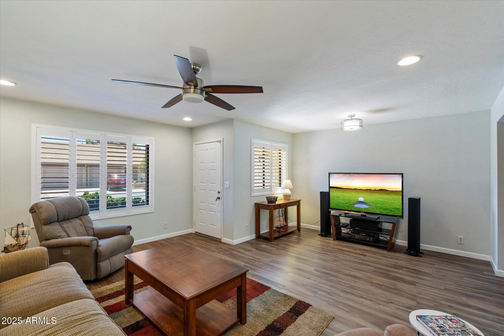 520 South Greenfield Road, Unit 7 Mesa, AZ 85206 - Photo 4 of 25 04-Living & Dining Room