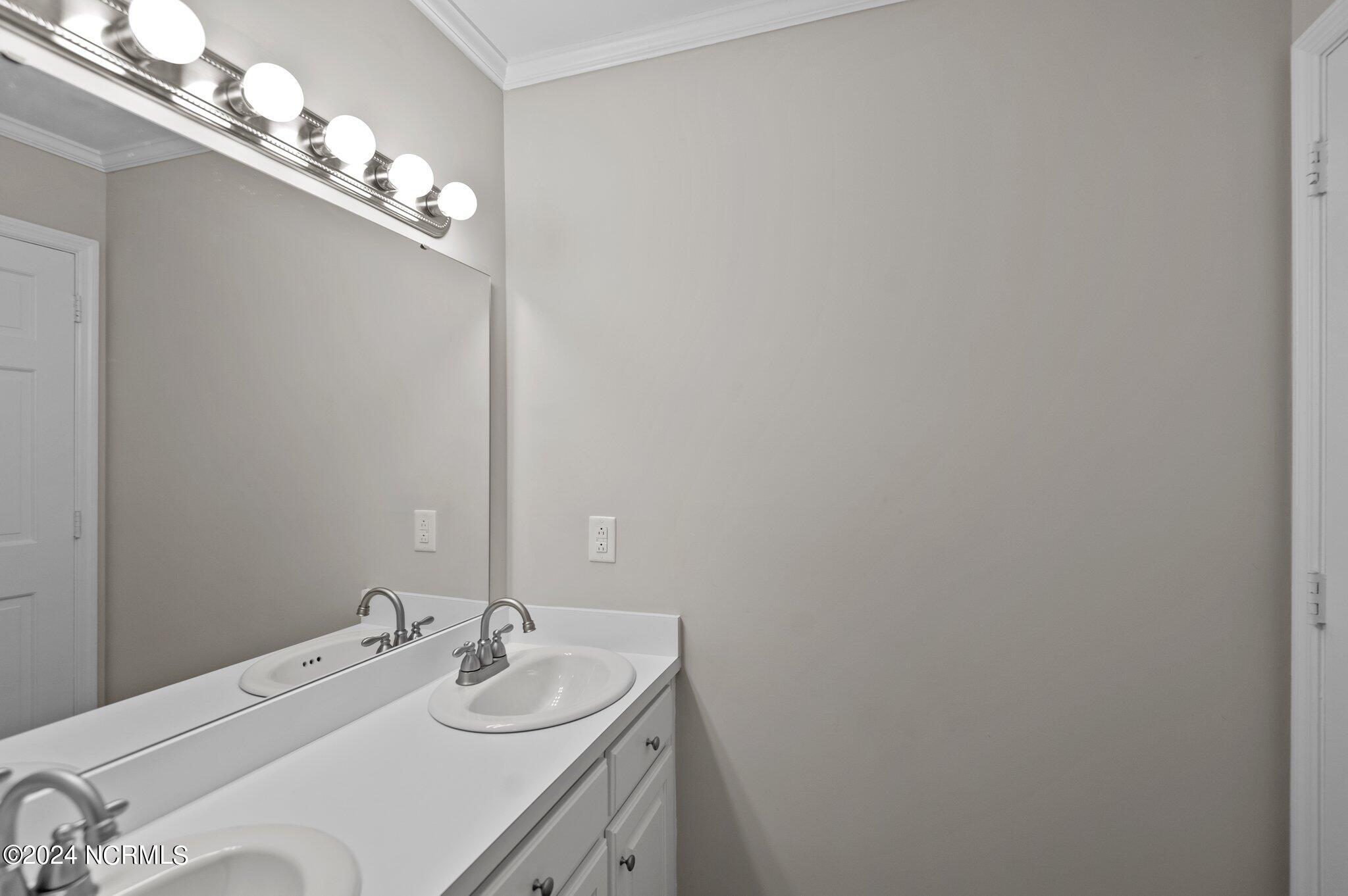 405 Rockledge Road New Bern, NC 28562 - Photo 23 of 35 Hall Bathroom
