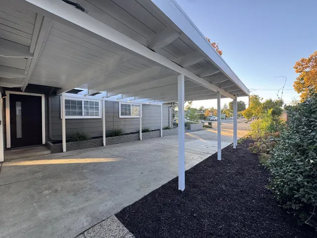 a view of a house with backyard
