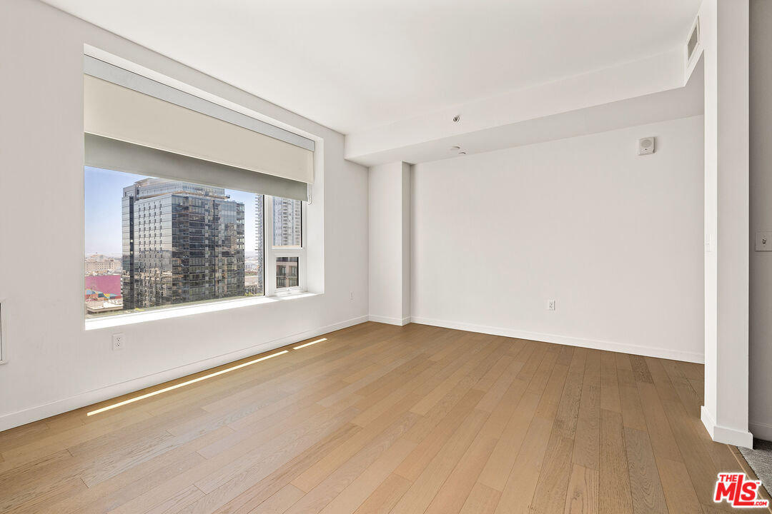 1050 South Grand Avenue, Unit 1405 Los Angeles, CA 90015 - Photo 4 of 11 a view of an empty room with a window