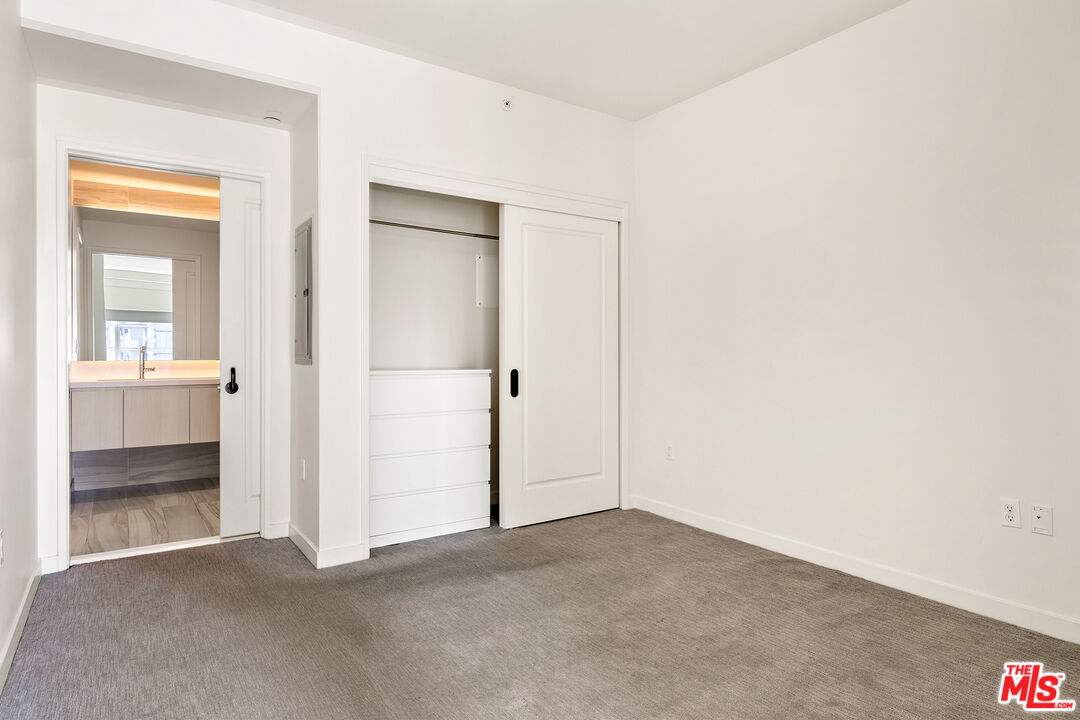 1050 South Grand Avenue, Unit 1405 Los Angeles, CA 90015 - Photo 7 of 11 an empty room with a bathroom