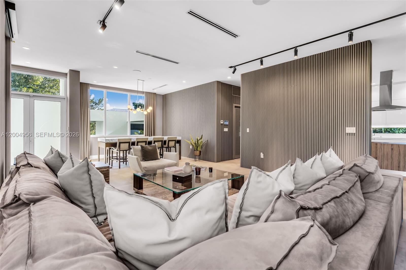 285 West Mashta Drive Key Biscayne, FL 33149 - Photo 5 of 42 a living room with furniture