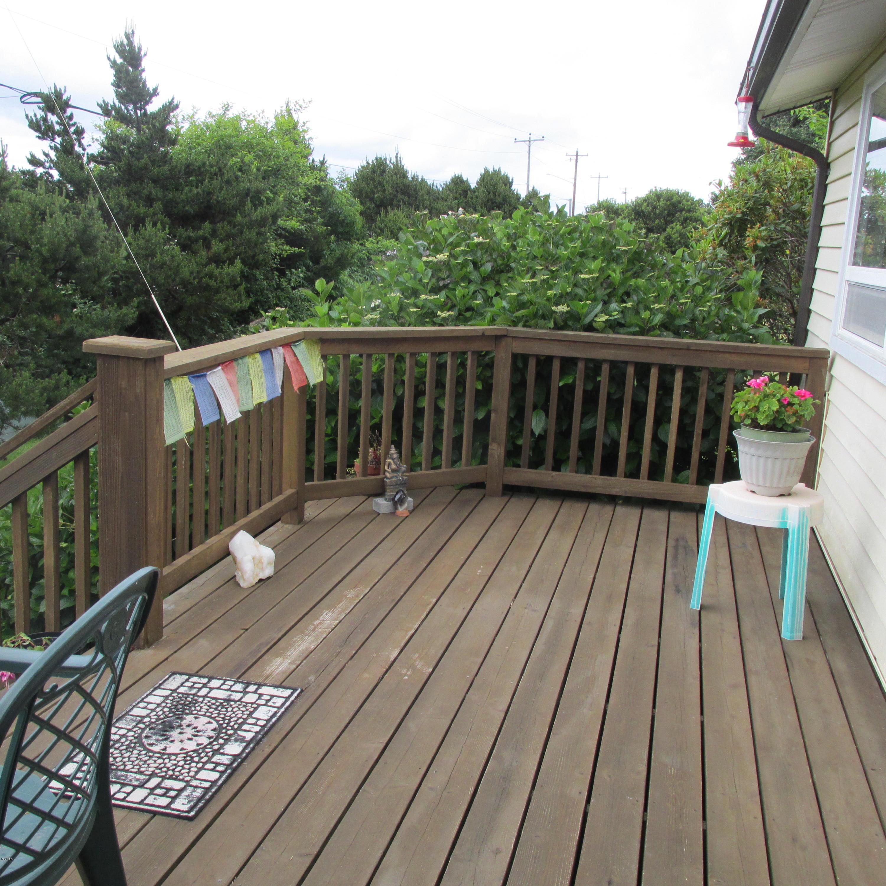 104 Springhill Road Yachats, OR 97498 - Photo 16 of 18 Front deck