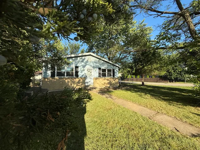 a house view with swimming pool