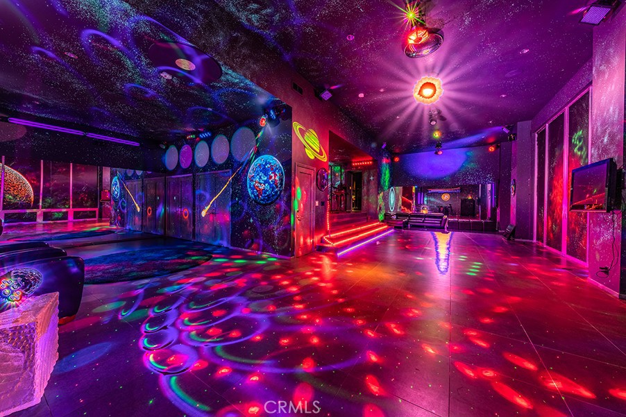 2189 B Sunset Plaza Drive Los Angeles, CA 90069 - Photo 12 of 53 a view of a swimming pool with a patio