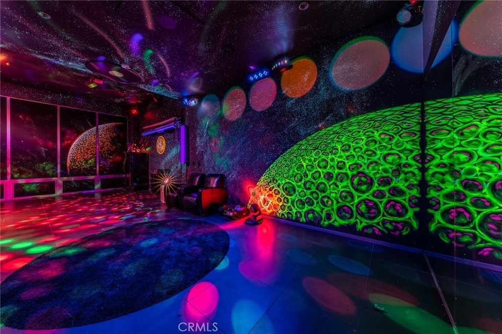 2189 B Sunset Plaza Drive Los Angeles, CA 90069 - Photo 13 of 53 a view of an outdoor space