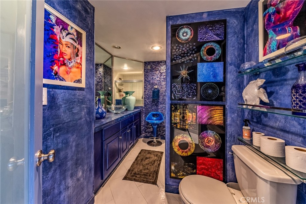 2189 B Sunset Plaza Drive Los Angeles, CA 90069 - Photo 16 of 53 a bathroom with a toilet a sink and a shower