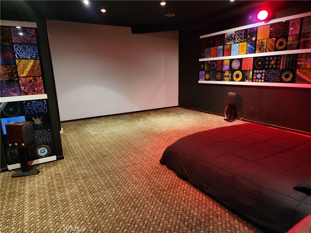 2189 B Sunset Plaza Drive Los Angeles, CA 90069 - Photo 17 of 53 a room with a bed and a book shelf