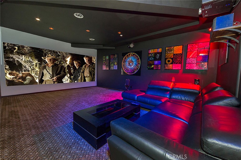 2189 B Sunset Plaza Drive Los Angeles, CA 90069 - Photo 18 of 53 a front view of a room with gym equipment