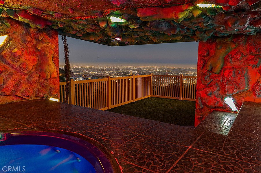 2189 B Sunset Plaza Drive Los Angeles, CA 90069 - Photo 21 of 53 a view of a backyard of the house