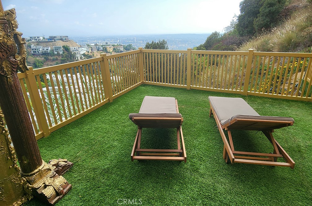 2189 B Sunset Plaza Drive Los Angeles, CA 90069 - Photo 23 of 53 a view of a chair and table on the lawn chair