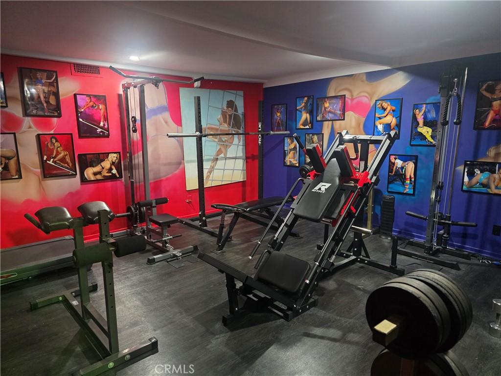 2189 B Sunset Plaza Drive Los Angeles, CA 90069 - Photo 25 of 53 a room with gym equipment