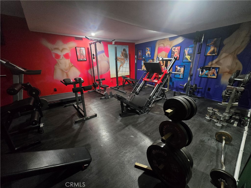 2189 B Sunset Plaza Drive Los Angeles, CA 90069 - Photo 26 of 53 a room with gym equipment