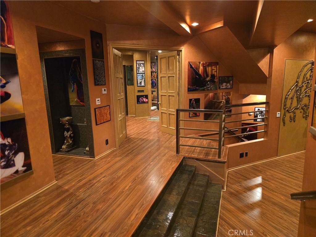 2189 B Sunset Plaza Drive Los Angeles, CA 90069 - Photo 31 of 53 a hallway with wooden floor