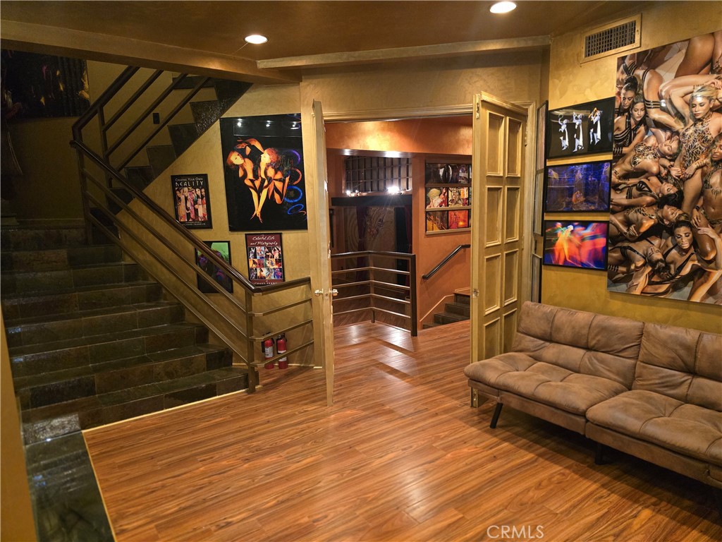 2189 B Sunset Plaza Drive Los Angeles, CA 90069 - Photo 32 of 53 a view of an outdoor space with lots of lights