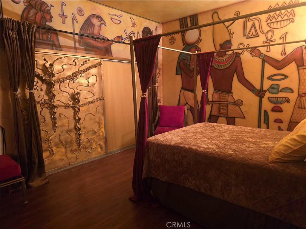 2189 B Sunset Plaza Drive Los Angeles, CA 90069 - Photo 36 of 53 a bed sitting in a bedroom next to a window