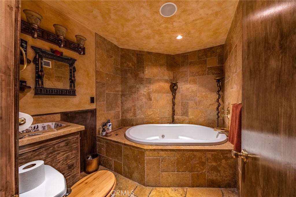 2189 B Sunset Plaza Drive Los Angeles, CA 90069 - Photo 4 of 53 a bathroom with a sink toilet and shower