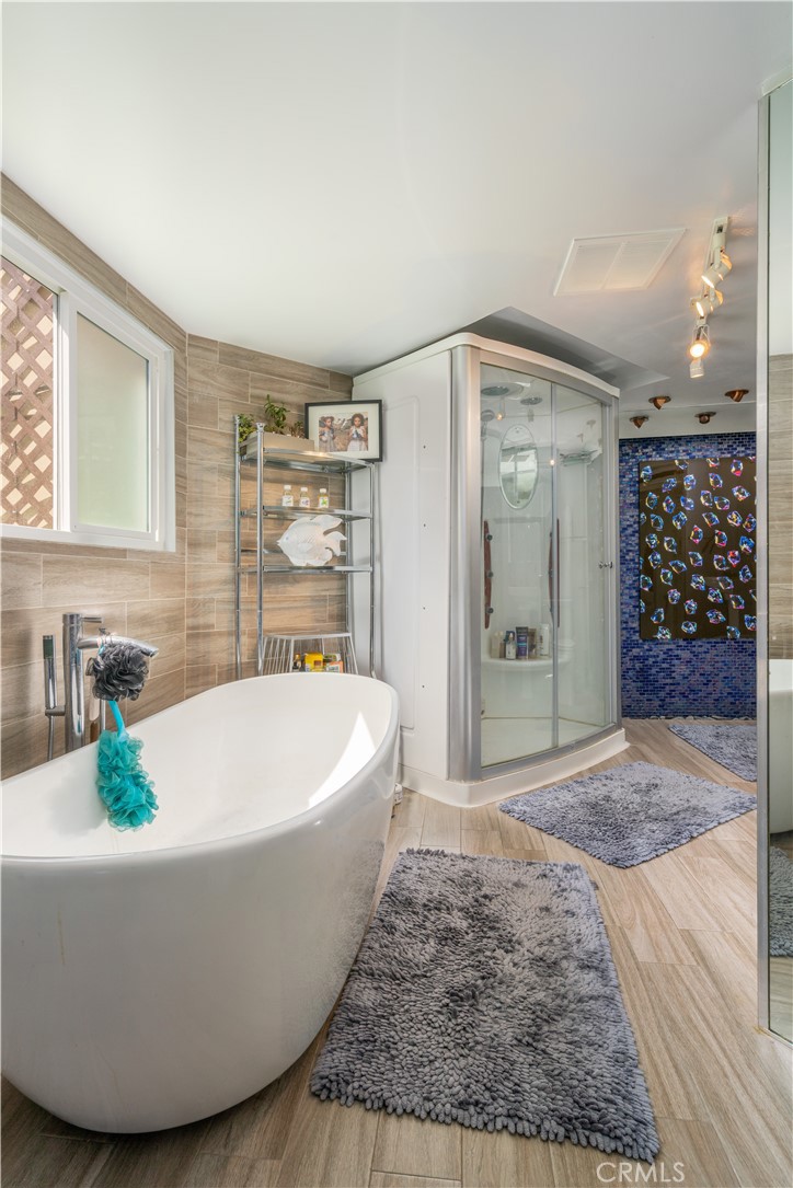 2189 B Sunset Plaza Drive Los Angeles, CA 90069 - Photo 45 of 53 a white bath tub sitting in a bathroom