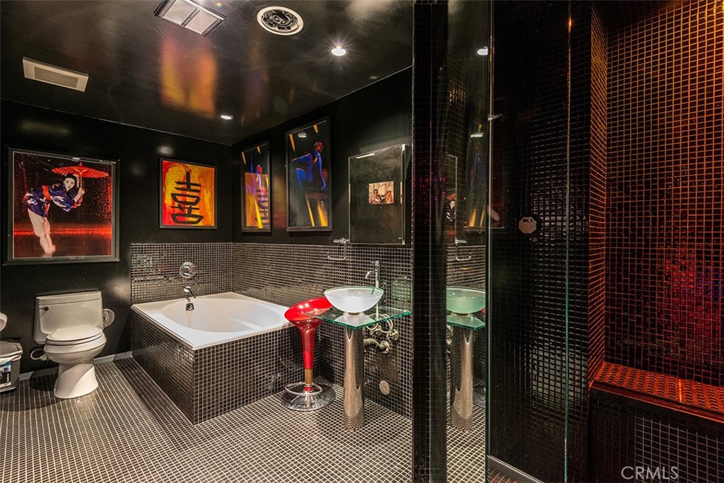 2189 B Sunset Plaza Drive Los Angeles, CA 90069 - Photo 5 of 53 a bathroom with a sink a toilet and shower