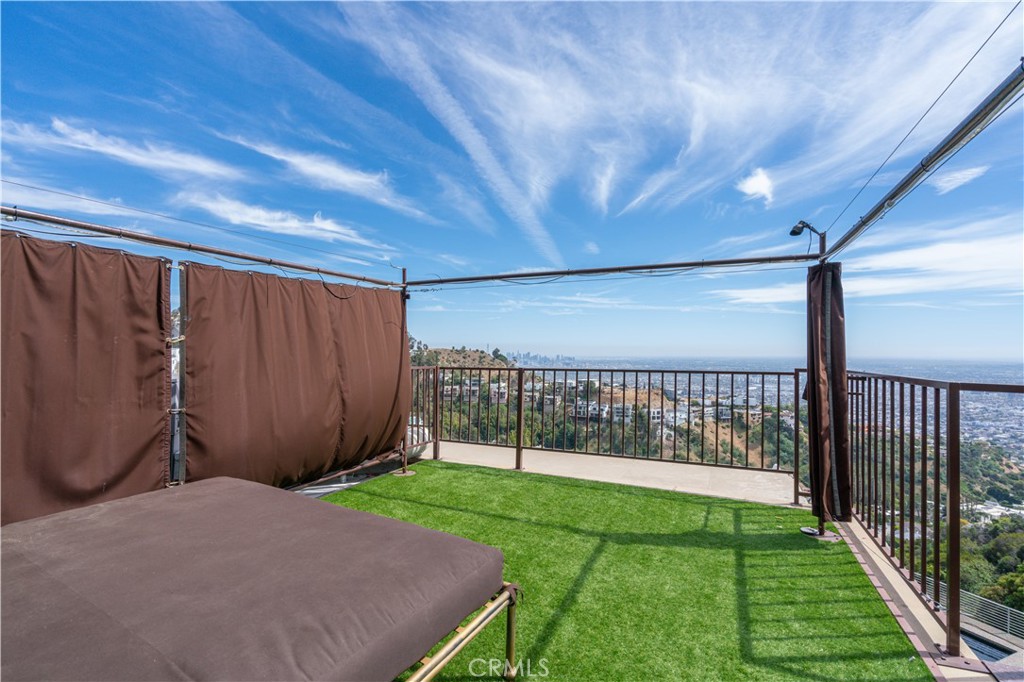 2189 B Sunset Plaza Drive Los Angeles, CA 90069 - Photo 53 of 53 a view of a backyard