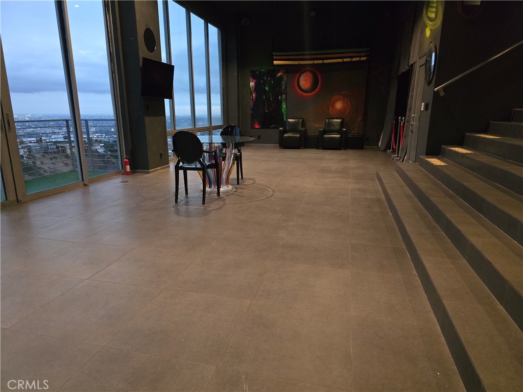 2189 B Sunset Plaza Drive Los Angeles, CA 90069 - Photo 8 of 53 a view of interior in front of house