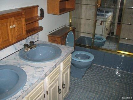 520 Helen Street Inkster, MI 48141 - Photo 6 of 11 fullbath.jpg
