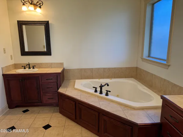$2,300 | 103 Lakeshore Drive, Youngsville, LA 70592