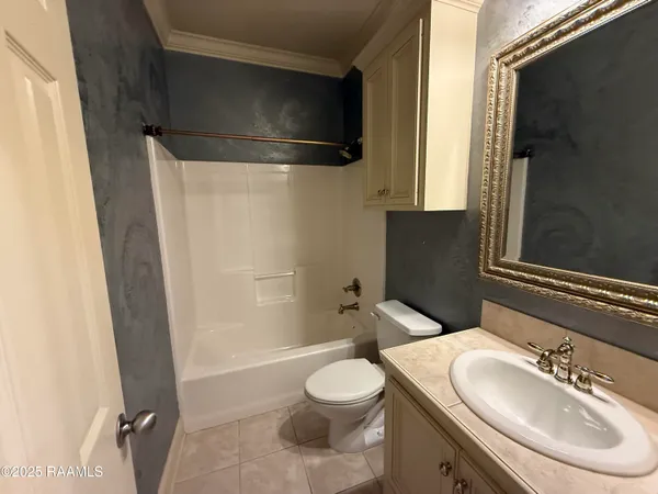 $2,300 | 103 Lakeshore Drive, Youngsville, LA 70592