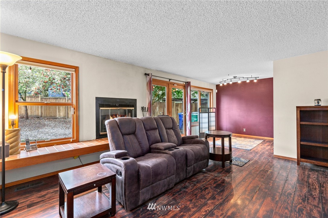 2009 Dayton Court Southeast Renton, WA 98055 - Photo 2 of 34 Gallery Image 2