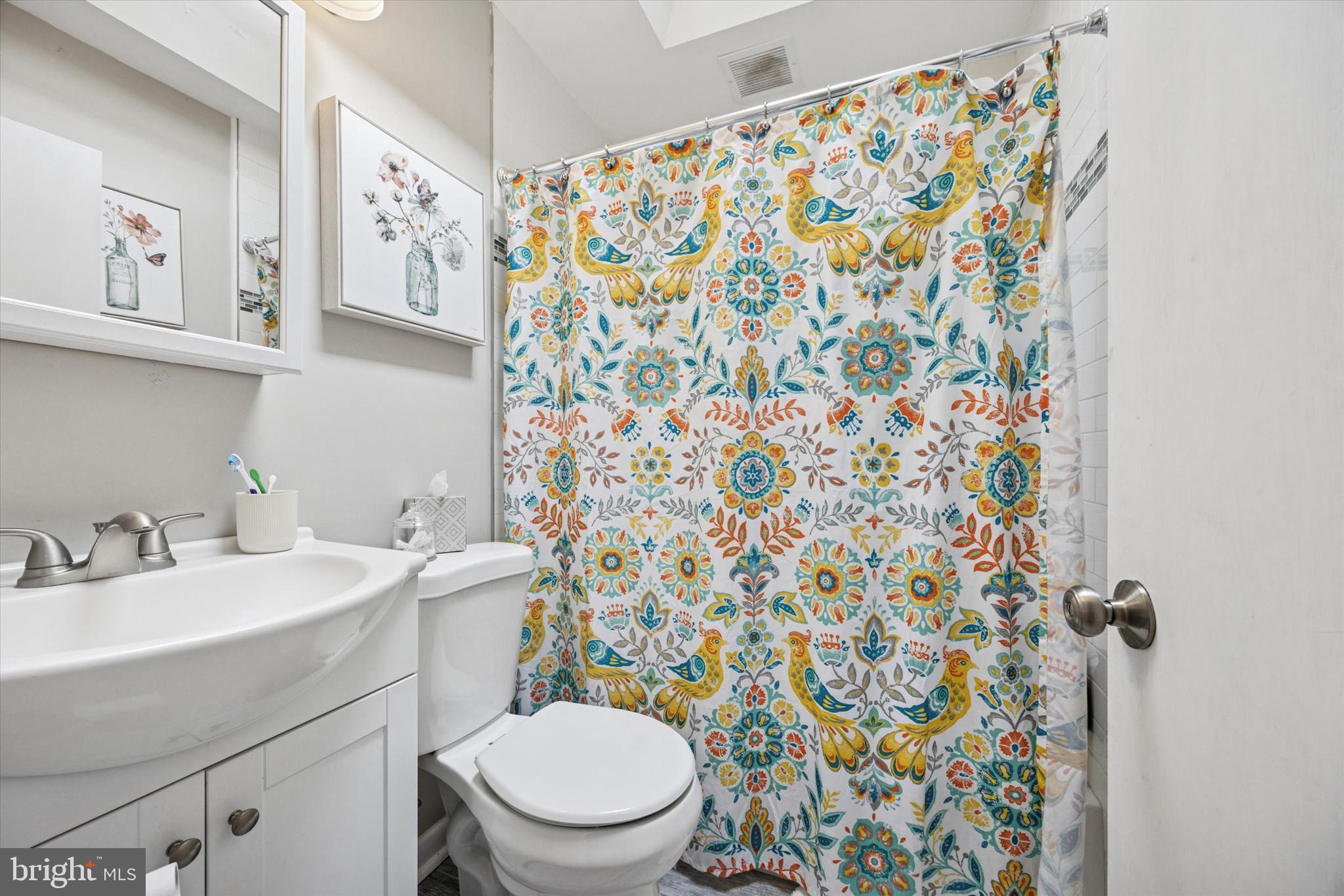 219 Ridley Avenue Folsom, PA 19033 - Photo 12 of 19 Mail Level Full Bath
