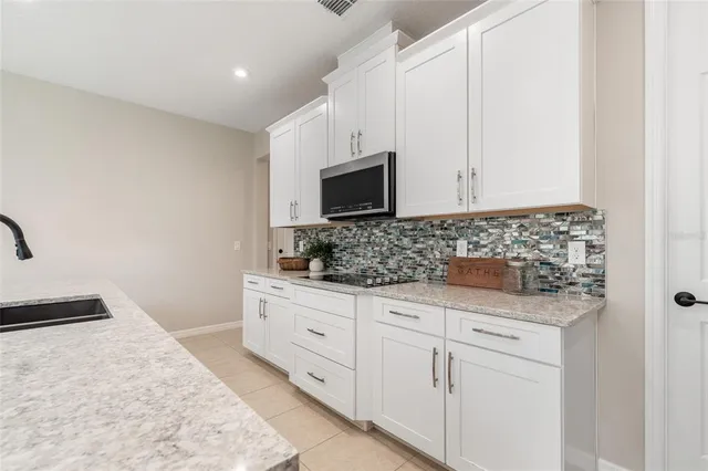 a view of a livingroom with furniture and a ceiling fan