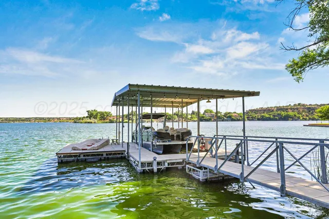a bathroom with a bath tub