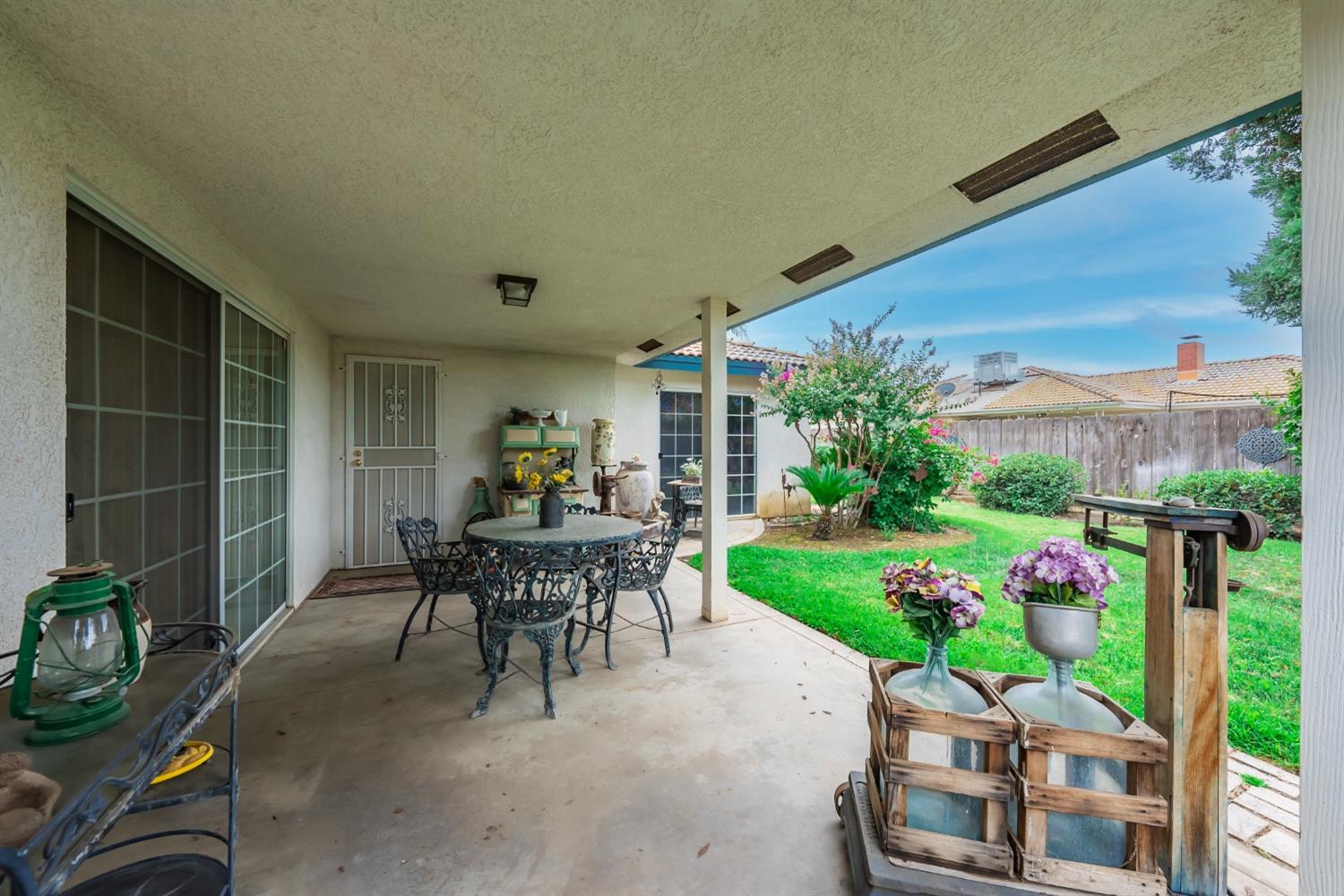 2370 Jonathan Way Madera, CA 93637 - Photo 26 of 41 a patio with table and chairs and potted plants