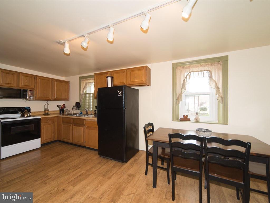 2214 Lebanon Road Manheim, PA 17545 - Photo 7 of 33