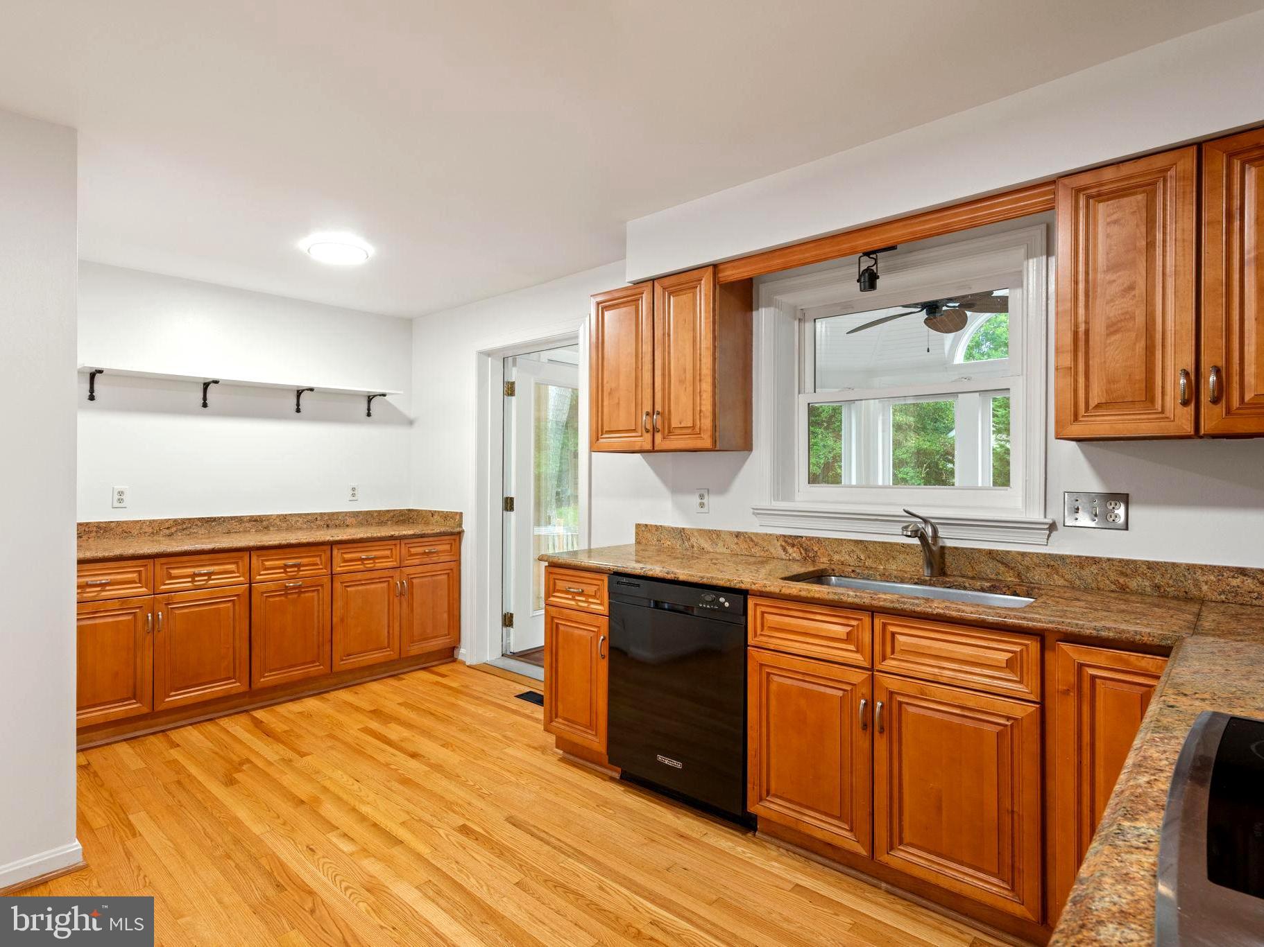 1116 Randolph Road McLean, VA 22101 - Photo 13 of 44 Kitchen Coffee Bar and Pantry
