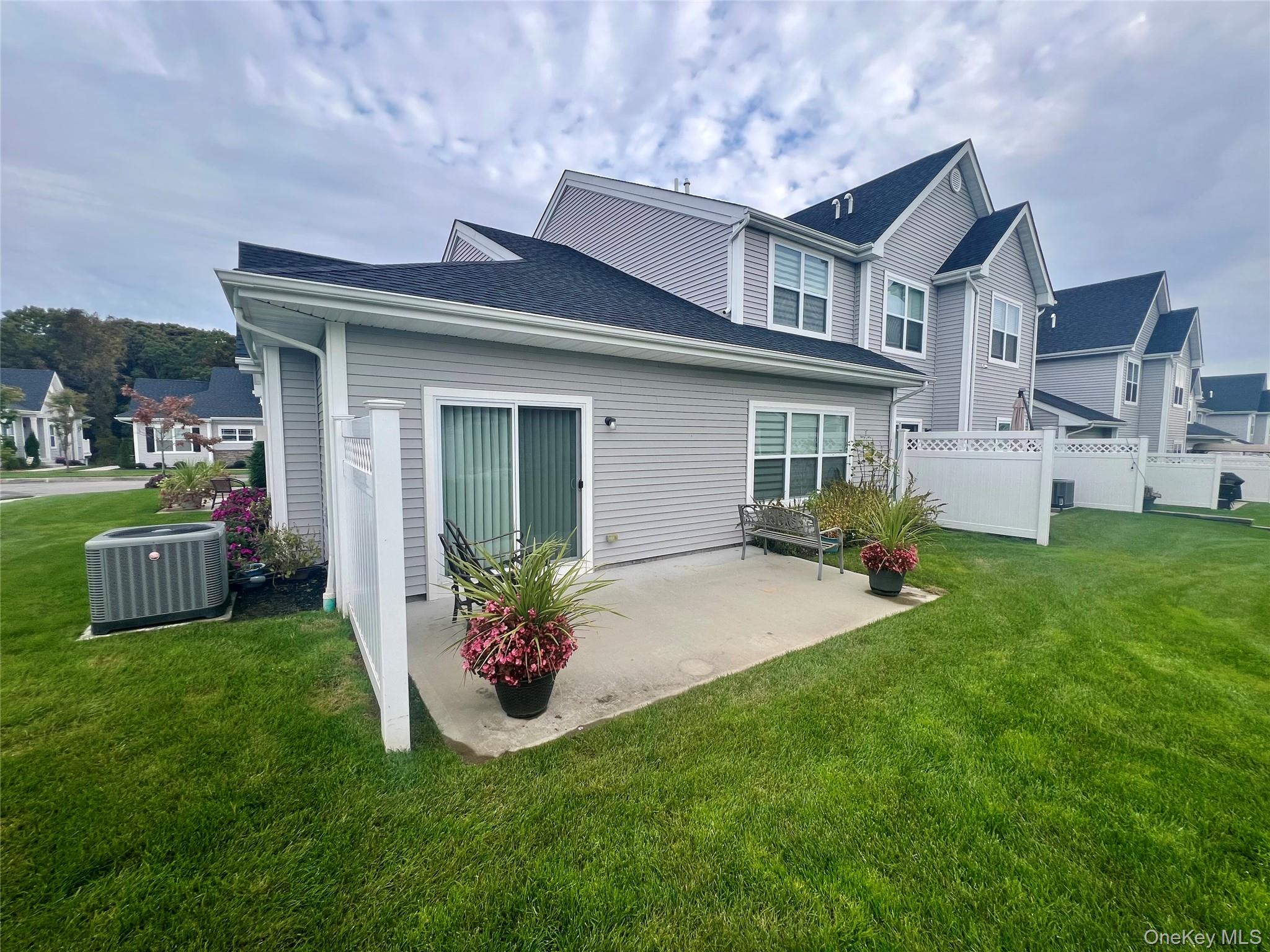 37 Willow Circle, Unit 37 Coram, NY 11727 - Photo 7 of 18 a house view with a garden space