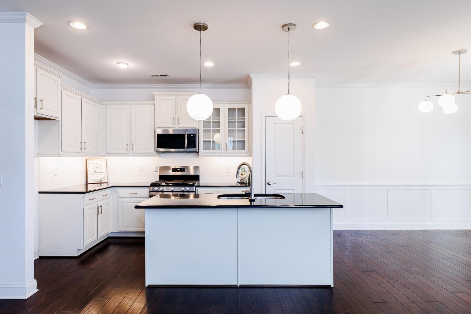 1581 Fullerton Place Raleigh, NC 27607 - Photo 12 of 42 Crisp and Contemporary Color Design