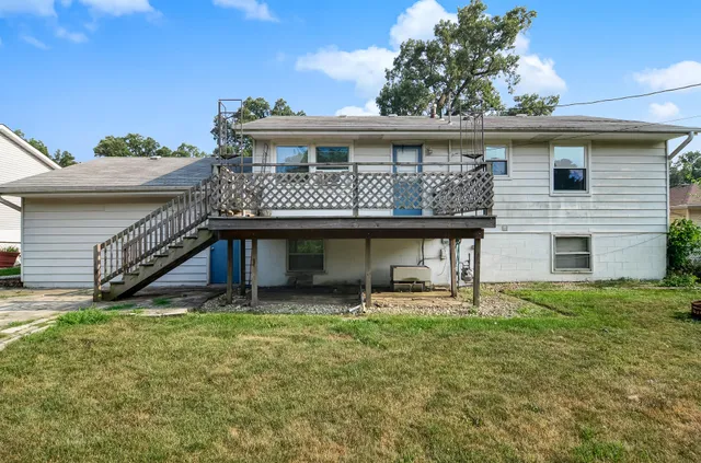 a view of a house with roof and a yard