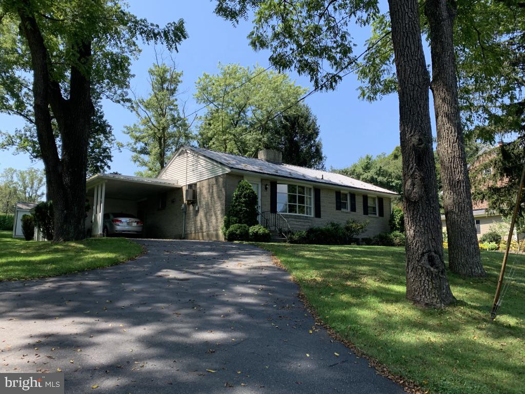 978 Elverson Road Morgantown, PA 19543 - Photo 2 of 9 Driveway view