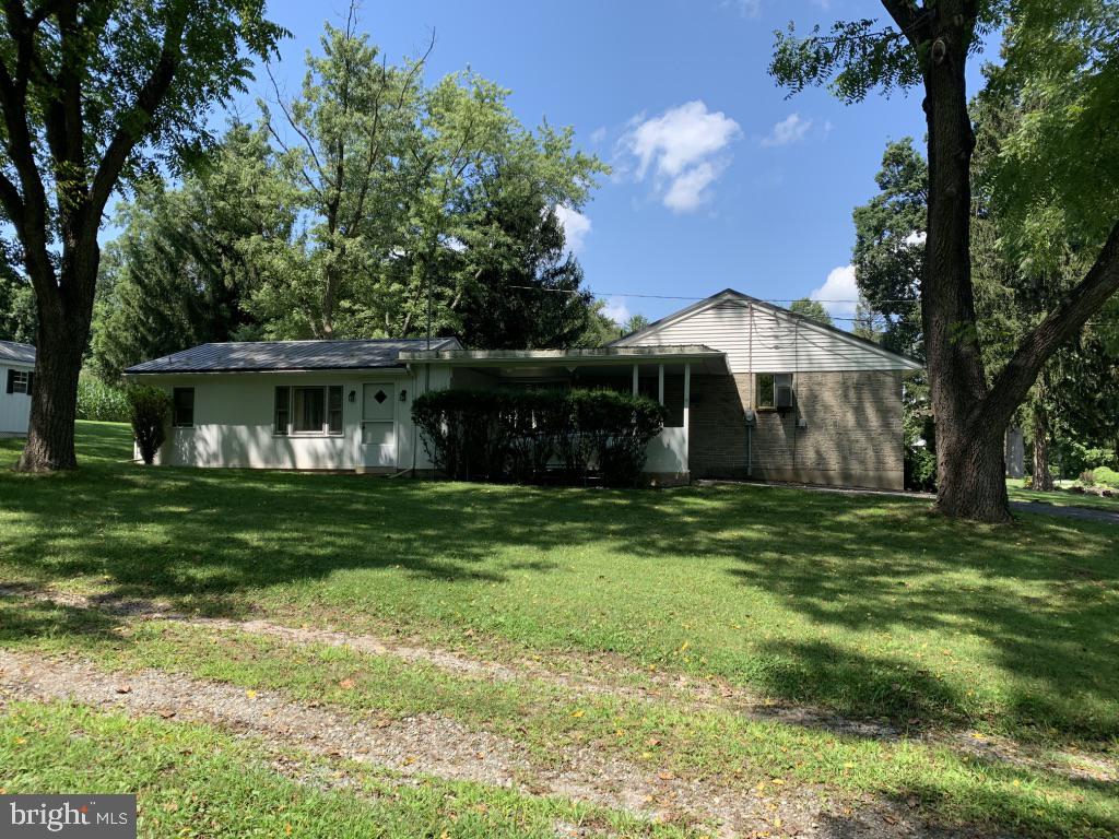 978 Elverson Road Morgantown, PA 19543 - Photo 3 of 9 Access right of way