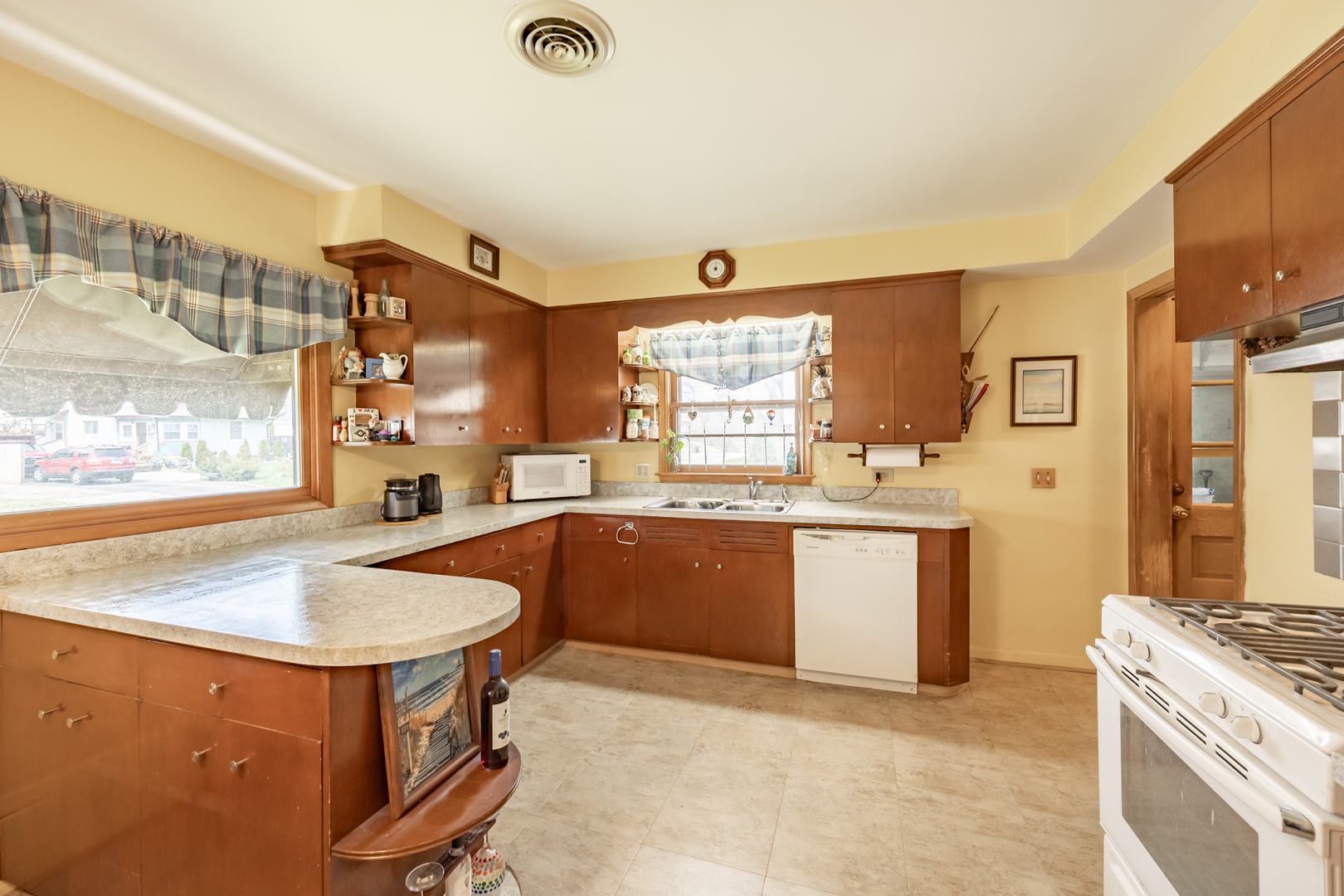 63 South Union Street Elgin, IL 60123 - Photo 6 of 15