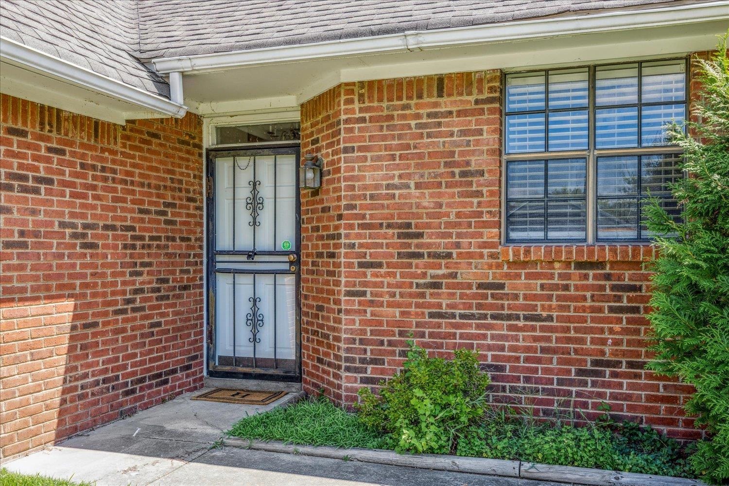 7944 Anne's Circle Memphis, TN 38018 - Photo 5 of 27 a front view of a house with a garden
