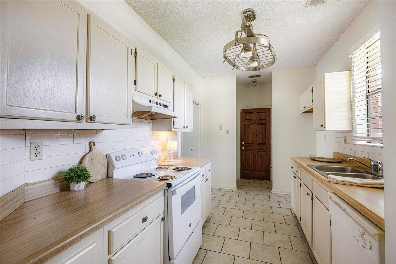 7944 Anne's Circle Memphis, TN 38018 - Photo 8 of 27 a kitchen with stainless steel appliances granite countertop a sink stove and cabinets