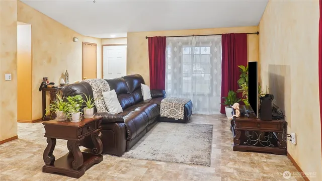 $355,000 | 925 South 11th Avenue, Othello, WA 99344